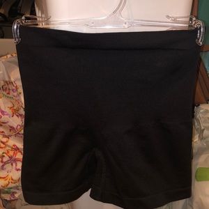 Seamless shaping shorts